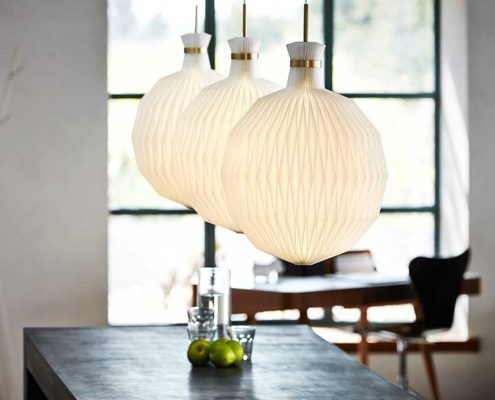 RR2_leklint101_pendant_brass_hang-up_lifestyle_1_6fe89812-7cae-46c9-879e-cd5490bdab0b